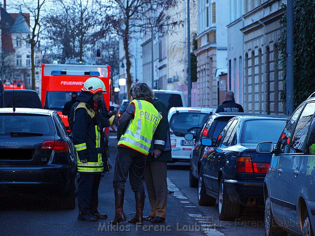 Einsatz Feuerwehr SEK Polizei Koeln Nippes Merheimerstr P178.JPG